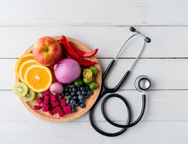 Fruits et stéthoscope - Les rôles clés des micronutriments